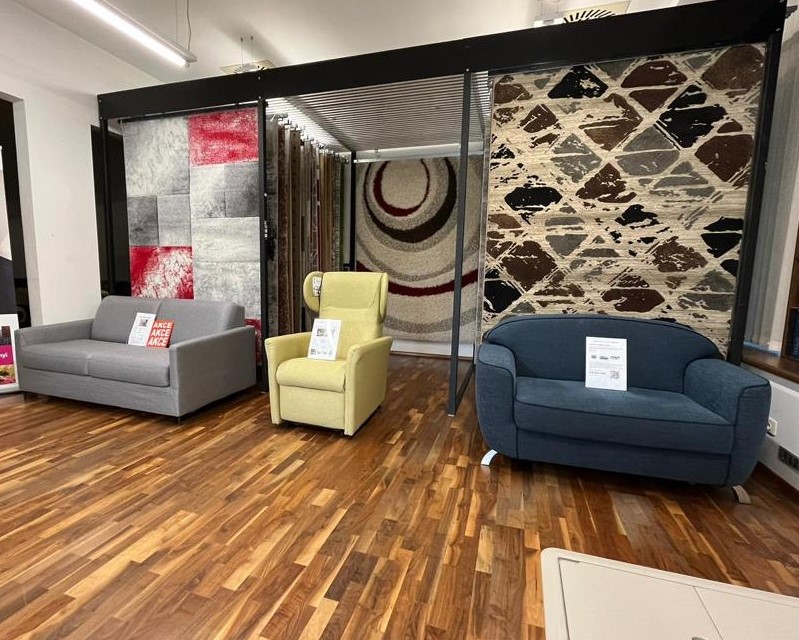 Rozkládací pohovky a relaxační TV křeslo vystavené v Praze - Hostivaři