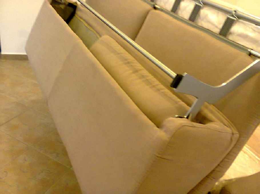 Úložný prostor v opěradle pohovky